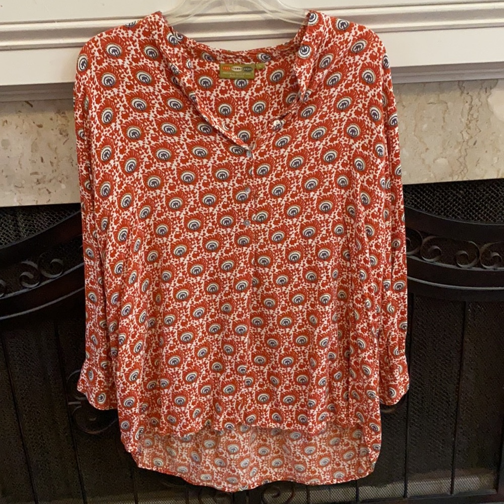 Rock flower paper Cute blouse in orangy red with white and gray design; size L